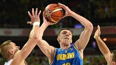Ukrajinský basketbalista Maxym Kornijenko získal míč. Ukrajinský basketbalista Maxym Kornijenko získal míč.