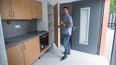 Obytné kontejnery putují k zákazníkům i s vybavením. Obytné kontejnery putují k zákazníkům i s vybavením.