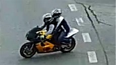 Lupie na motorce zachytily bezpenostní kamery.