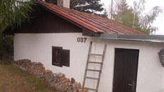 Střecha má sklon asi 30 stupňů, přímo pod ní je volný prostor, kam není volný... Střecha má sklon asi 30 stupňů, přímo pod ní je volný prostor, kam není volný...