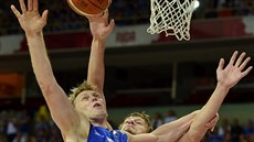 eský basketbalista Jan Veselý (vpravo) bojuje pod koem s Gertem Dorbekem z...