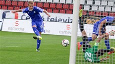 Olomoucký Jakub Plšek střílí čtvrtý gól do sítě Varnsdorfu. Olomoucký Jakub Plšek střílí čtvrtý gól do sítě Varnsdorfu.