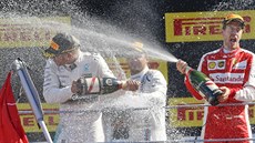 Lewis Hamilton (vlevo),  Felipe Massa, a Sebastian Vettel dovádjí na stupních...