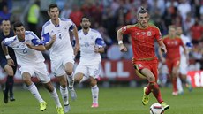 Velský fotbalista Gareth Bale uniká izraelské obran.