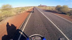 Před Igorem a jeho otcem se v dálce tyčí jeden z australských symbolů, Ayers... Před Igorem a jeho otcem se v dálce tyčí jeden z australských symbolů, Ayers...