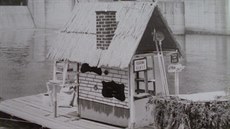 Plující pekárna U tech lopat na sjezdu jezu v Herbertov v roce 1984