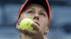 Tereza Smitková podává bhem utkání druhého kola US Open.