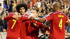 Marouane Fellaini, Radja Naigolan i Vincent Kompany oslavují trefu Belgie...
