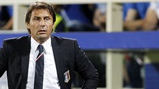 Italský trenér Antonio Conte sleduje své svence v utkání s Maltou.