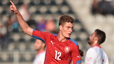 Patrik Schick z eské jedenadvacítky slaví svj gól proti Malt.