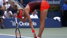 NEDAÍ SE. Gesto zmaru francouzské tenistky Kristiny Mladenovicové ve...
