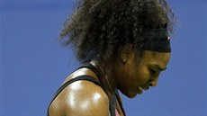 Serena Williamsová zatíná pst pi tvrtfinále US Open