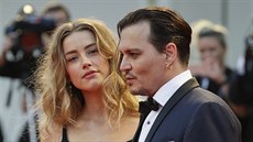 Johny Depp s Amber Heardovou v Benátkách. (2015)