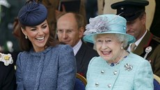 Královna Albta II. a vévodkyn Kate (Nottingham, 13. ervna 2012)