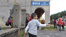 Policie začala propouštět z uprchlických zařízení běžence ze Sýrie, kteří již... Policie začala propouštět z uprchlických zařízení běžence ze Sýrie, kteří již...