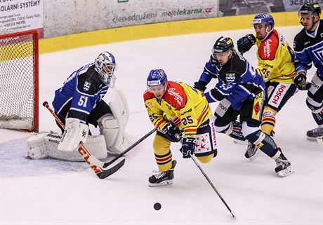 Momentka z utkání eské Budjovice vs Havíov (modrá).