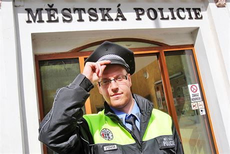 Stráník karlovarské mstské policie Miroslav Lika je jedním z novák, kteí...