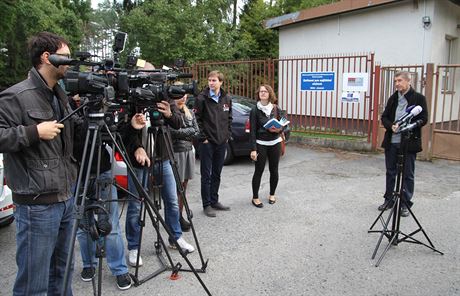 Vicepremir Andrej Babi v sobotu navtvil stedisko pro uprchlky Jezov v...