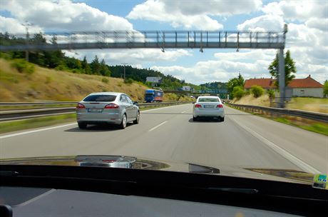 Na dálnici D1 mezi Vtrným Jeníkovem a Jihlavou u se idii v obou smrech svezou po novém povrchu bez omezení. Ilustraní snímek