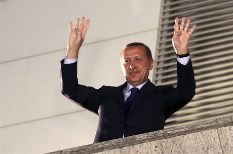 Turecký premiér Recep Tayyip Erdogan zdraví v Ankae své píznivce po triumfu...