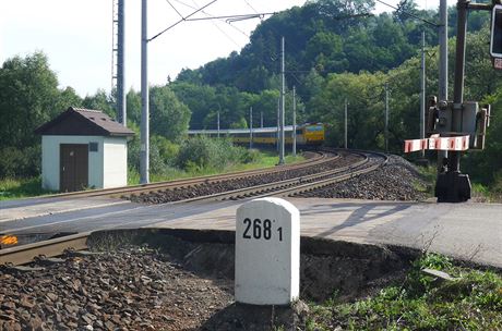 elezniní pejezd Mítkov. idi jel zprava doleva, rychlík od Chocn jeho auto...