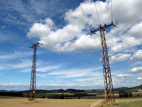 Dráty jsou petíené, roste riziko blackoutu a vznikají dodatené náklady, co se odráí v koncových útech spotebitel.