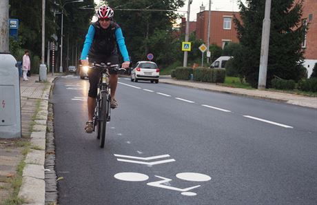 Cyklistické piktogramy na tefánikov ulici ve Zlín.