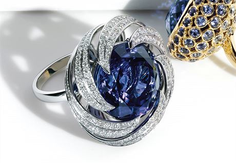 Nejcennjm perkem v cestovn kolekci Tiffany je tento platinov prsten se...