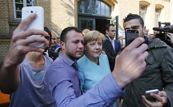 Nkteí migranti se po píchodu do Nmecka fotili s kanclékou Angelou Merkelovou
