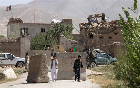 Následky útoku na vznici v afghánské provincii Ghazní (14. záí 2015)