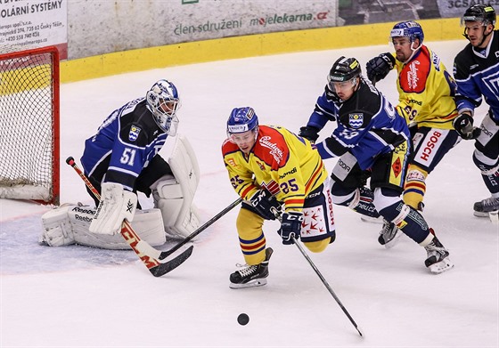 Momentka z utkání eské Budjovice vs Havíov (modrá).