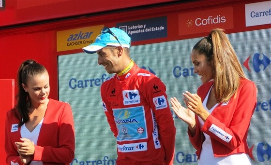 Italský cyklista Fabio Aru si uívá ervený dres i píze hostesek.