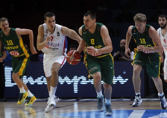 Litevský basketbalista Jonas Maciulis (s míem) se ítí do útoku v semifinále...