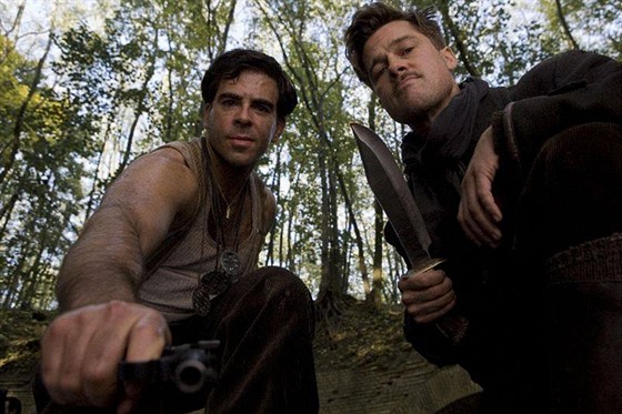 Eli Roth a Brad Pitt ve filmu Hanebný pancharti