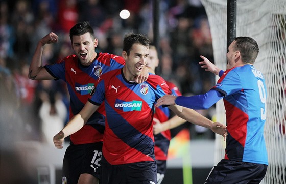Fotbalisté Plzn se radují ze vsteleného gólu do sít Dinama Minsk. Jeho...