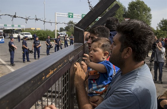 U maarských hranic vykávají stovky uprchlík (16. záí 2015)