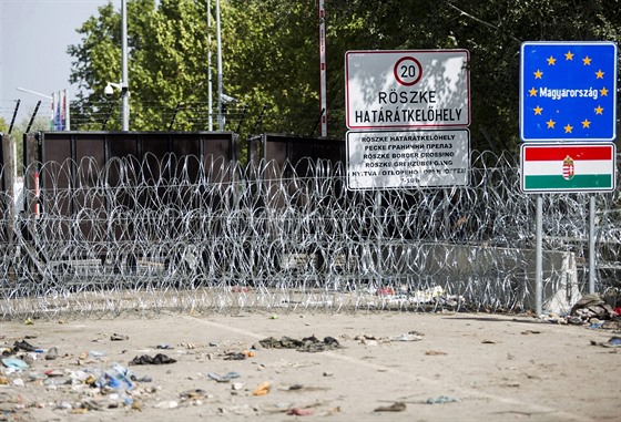 Plot a zábrany na hranici Srbska a Maarska (18. záí 2015)