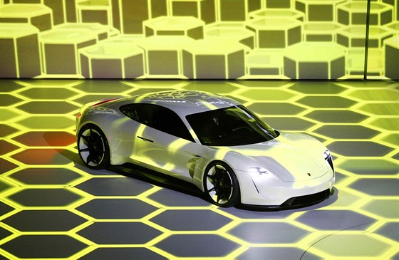 Koncept Porsche Mission E na prezentaci koncernu Volkswagen na letoním roníku...