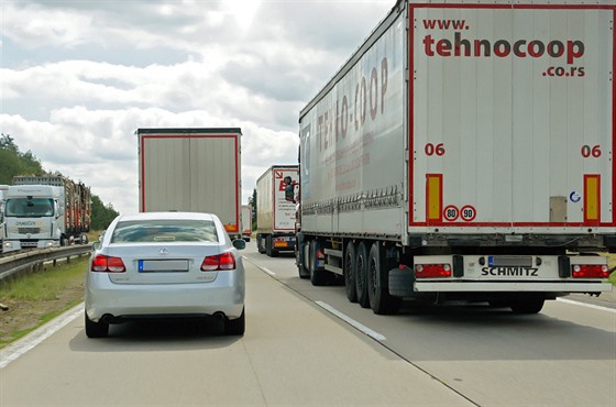 Odborník na dopravu nákladních aut Irenej talmach prosí idie osobních vozidel, aby více tolerovali kamiony. Hlavn pi tomto manévru.