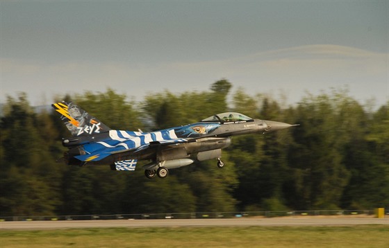 ecký Zeus tým s letounem F-16 na Dnech NATO v Ostrav