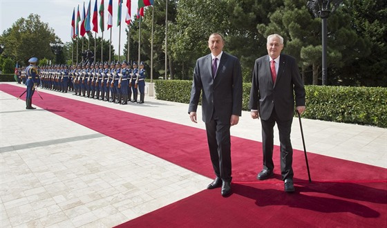 Prezident Milo Zeman se seel 15. záí v prezidentské rezidenci Zugulba v Baku...