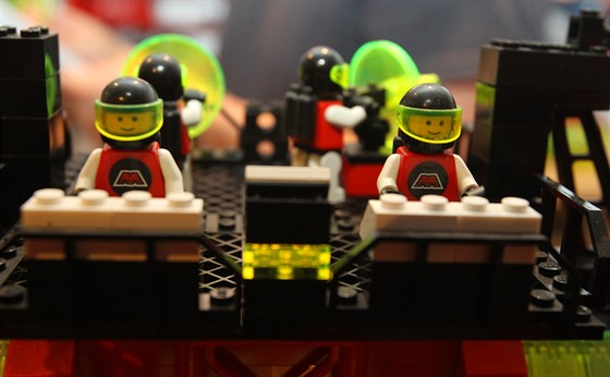 Lego má v Kladn také modelárnu, které vznikají velké postavy i modely pro obchody s Legem i Legolandy.
