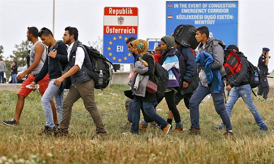Skupina migrant pechází maarsko-rakouskou hranici nedaleko msta...