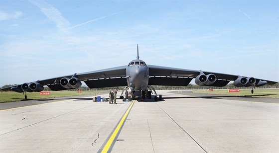 Americký bombardér B-52 na letiti v Ostrav.