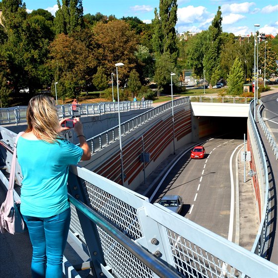 Mnozí idii, vyjídjící z tunelu na n troubili a mávali na pozdrav. (19....