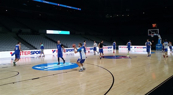 etí basketbalisté trénují v Lille v hale, která hostí play-off evropského...