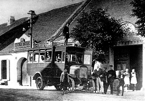 Na archivní fotografii z roku 1921 je potovní vz ped potou a zájezdním...