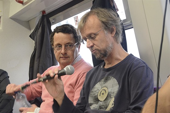 Michal Viewegh a Martin Reiner etli cestujícím vlak u vloni.