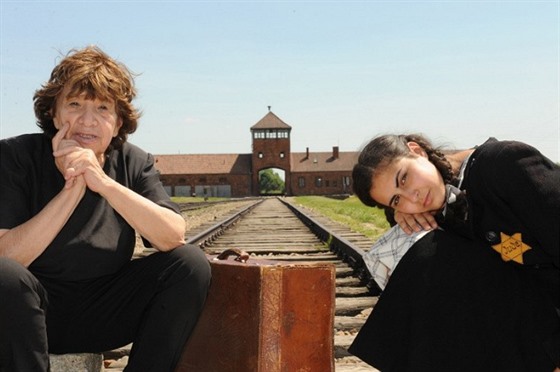 Zuzanu Mináovou (vlevo) v hraných dotákách filmu Mateje Mináe Oima...
