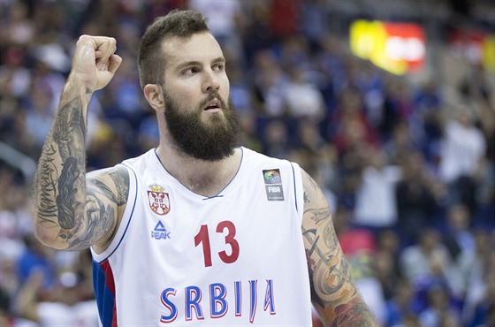 Srbský basketbalista Miroslav Raduljica se raduje.